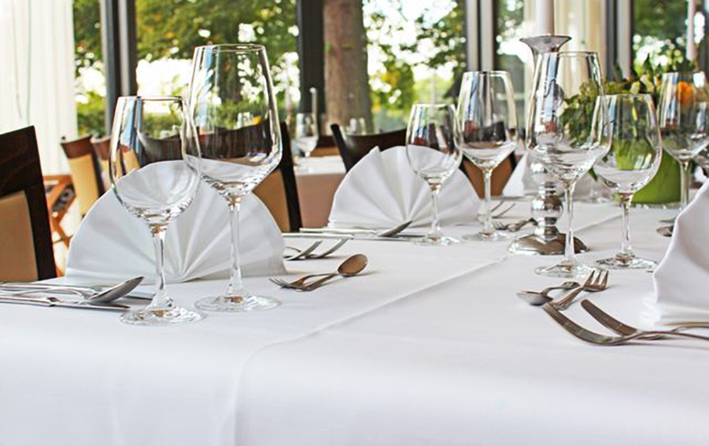 weiße Tischdecken erzegen ein edles Ambiente