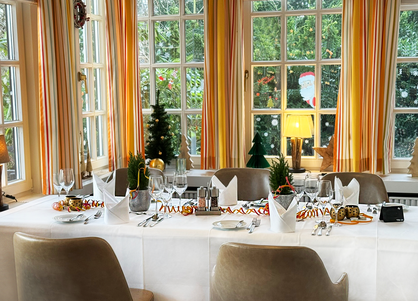 Gedeckter Tisch mit gefalteten Stoffservietten