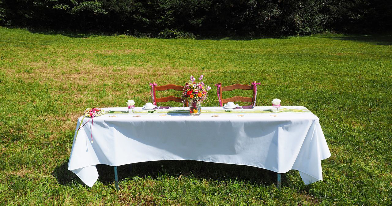 White tablecloths for a wedding by Libusch